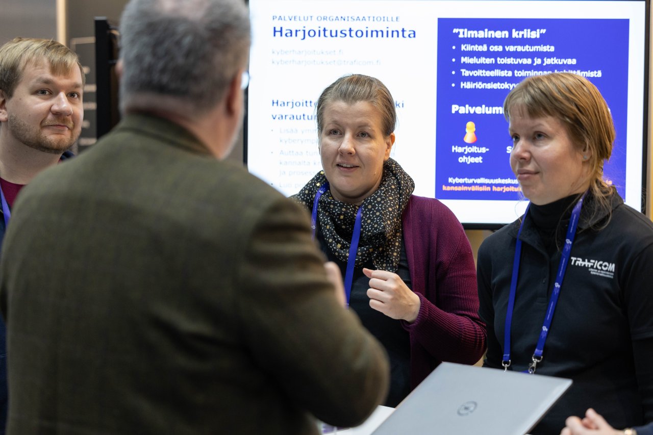 Kävijöitä Kyberturvallisuuskeskuksen osastolla