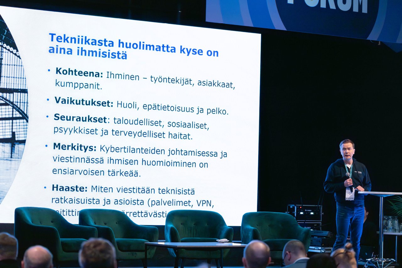 Viestintäpäällikkö Jussi Toivanen puhuu Digiturvamessuilla informaatiovaikuttamisesta.