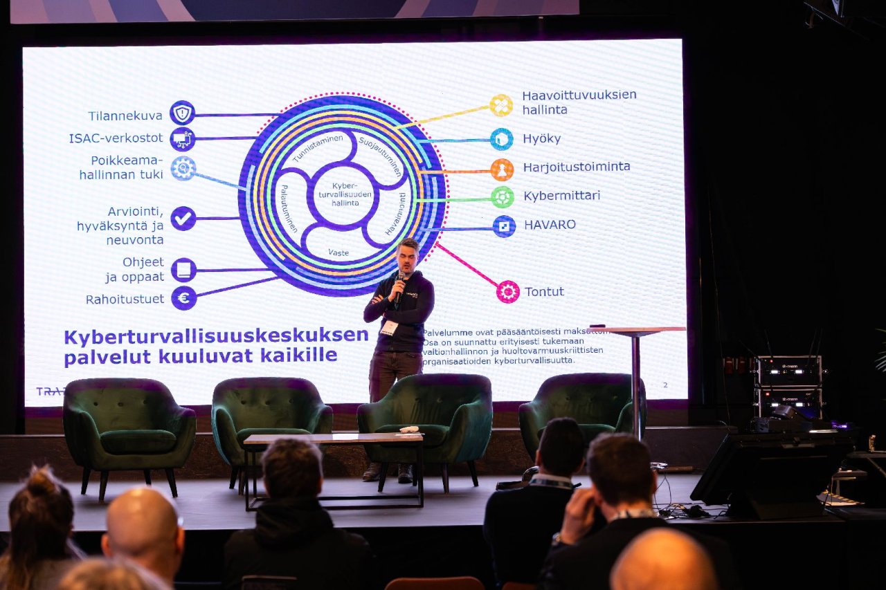 Erityisasiantuntija Matias Mesiä esitteli messulavalla muun muassa Kyberturvallisuuskeskuksen palveluita.