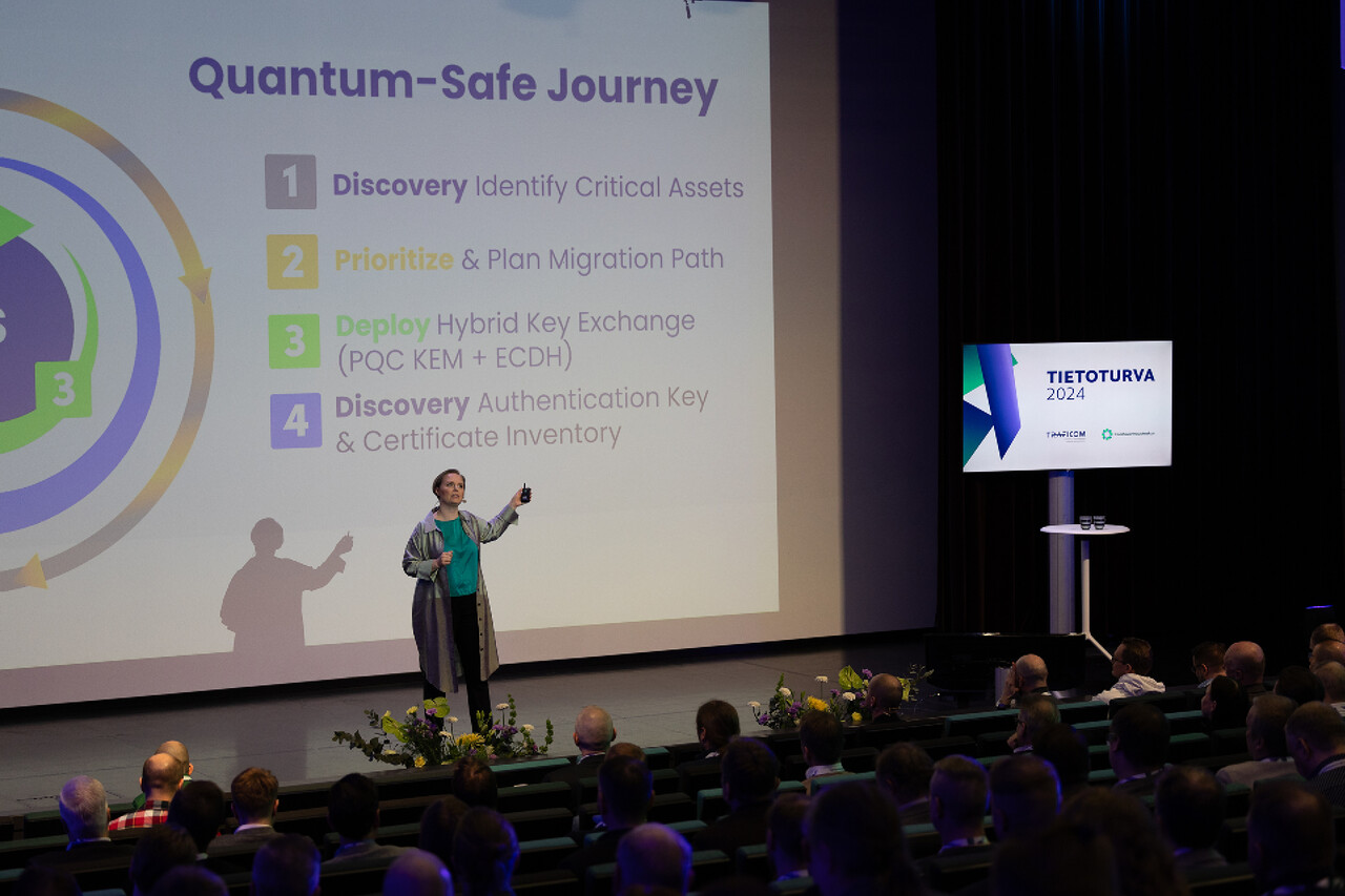 Suvi Lampila (SSH Fellow, SSH Communications Security Oyj) esitelmöimässä lavalla aiheesta Quantum-safe journey - migrating to post-quantum cryptography 