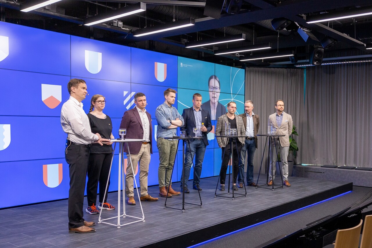 Ryhmäkuva Kuntien tietoturva 2024 -seminaarin puhujista.