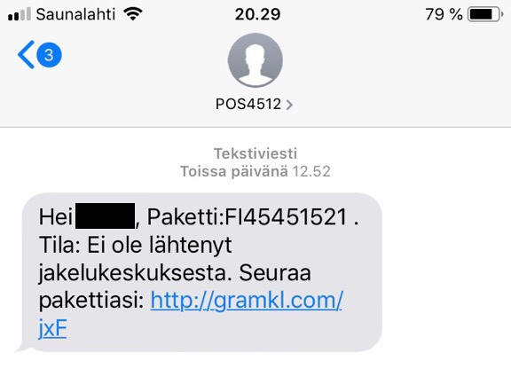 Huijausviesti, jossa aiheena on paketin seuranta. Viestissä lukee "Hei. Paketti:FI45451521. Tila: Ei ole lähtenyt jakelukeskuksesta. Seuraa pakettiasi."